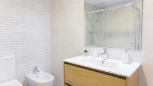 ein weißes Badezimmer mit Waschbecken und Toilette in der Unterkunft Praça 44 in Braga + 8 Fotos