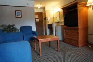 A television and/or entertainment centre at Luxury Inn & Suites