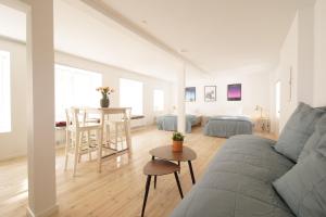 sala de estar con sofá y mesa en Rent A Place 1 - 4 en Copenhague