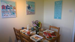 A restaurant or other place to eat at Beach House Walk 