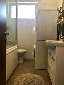 y baño con nevera, lavabo y aseo. en Pipera Lake View by ACME RENT, en Bucarest 29 fotos más