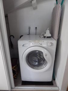 a washer and dryer in a small room at Les Tournelles in Versailles