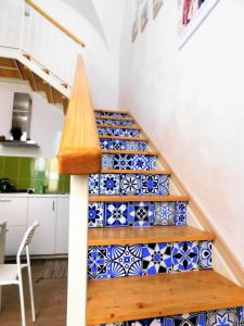 カターニアにあるViva la Vidaの青と白のタイルで装飾された階段
