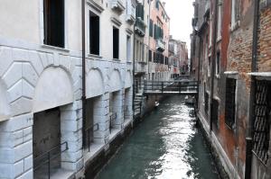 un canal entre deux bâtiments d'une ville dans l'établissement B&B Cà Del Modena, à Venise