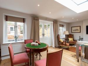 ウィンチカムにある14 Vineyard Streetのテーブルと椅子のあるリビングルーム