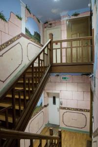 eine Treppe in einem Gebäude mit Wandgemälde in der Unterkunft The Queen Luxury Apartments - Villa Gemma in Luxemburg (Stadt)