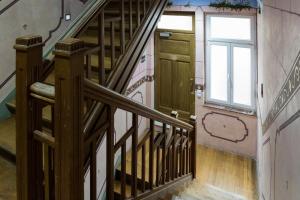 Una escalera en una casa con puerta y ventana en The Queen Luxury Apartments - Villa Gemma, en Luxemburgo