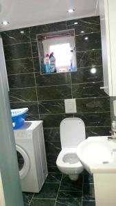 y baño con aseo y lavamanos. en Luxury apartment in the heart of Jajce, en Jajce