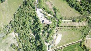 una vista aérea de una casa en medio de un bosque en Agriturismo Biologico Villa Rosa en Monte Guiduccio