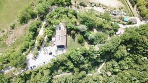 una vista aérea de una casa antigua en el bosque en Agriturismo Biologico Villa Rosa en Monte Guiduccio