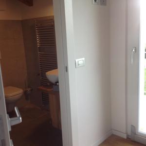 ein Bad mit einem WC und einem Waschbecken in der Unterkunft Rooms dei Minatori in Pergine Valsugana