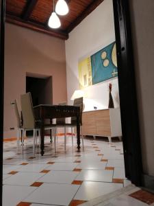 ein Wohnzimmer mit einem Klavier und einem Bett in der Unterkunft Casa nel Vicolo in Palermo