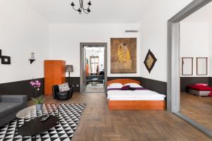un soggiorno con un letto e un divano di Karma Boutique Apartments a Budapest