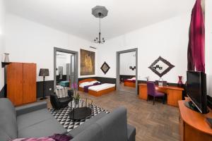 un soggiorno con un divano e una camera da letto di Karma Boutique Apartments a Budapest