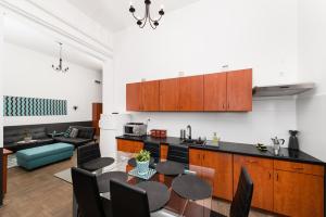 una cucina e un soggiorno con tavolo e sedie di Karma Boutique Apartments a Budapest