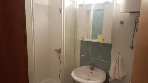 Vrnjačka Banjaにある"PARADIZE" Apartmantのシャワー、トイレ、洗面台を備えたバスルーム