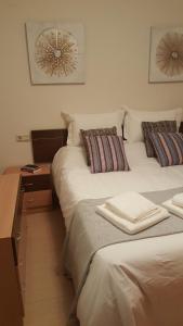 2 Betten nebeneinander in einem Zimmer in der Unterkunft GLC Islantilla in Huelva
