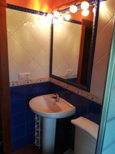Koupelna v ubytování Casa La Pumarada + 34 fotografií