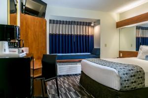 Postel nebo postele na pokoji v ubytování Microtel Inn and Suites - Inver Grove Heights