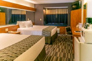 Postel nebo postele na pokoji v ubytování Microtel Inn and Suites - Inver Grove Heights