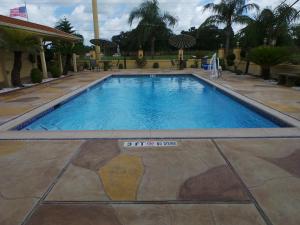 Bazén v ubytování Americas Best Value Inn & Suites-Alvin/Houston nebo v jeho okolí