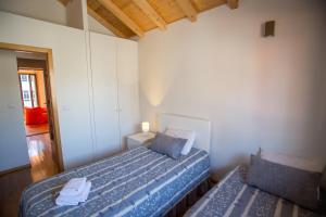 een kleine slaapkamer met een bed en een spiegel bij LivingPorto Apartments by Porto City Hosts in Porto