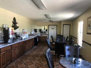 Un restaurant sau alt loc unde se poate mânca la Clairmont Inn & Suites - Warren