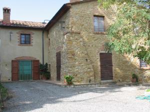 Casa de piedra con 2 puertas y entrada en I Cuccioli en Montescudaio