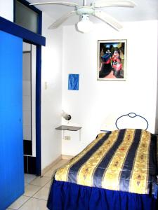 a bedroom with a bed in a blue and white room at Hospedaje Harjeny in Trujillo