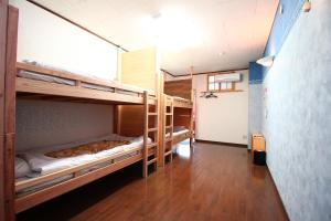 un pasillo con 2 literas en una habitación en Ikkyu For Backpackers 19, en Hitoyoshi