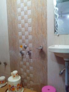 Bathroom sa Sai Balaji Residency