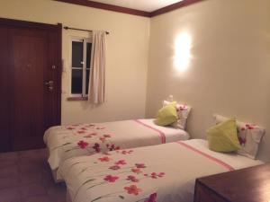 Ένα ή περισσότερα κρεβάτια σε δωμάτιο στο Casa Rosa Azul - Terracos de Benagil (Cliffside)