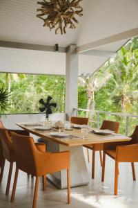 a dining room with a table and chairs at Amaya Villa in Hinkong