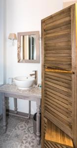 uma casa de banho com um lavatório e um espelho em Le Galet de Mers em Mers-les-Bains