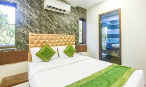 1 dormitorio con cama blanca y baño en Treebo Trend Blue Moon Powai en Bombay