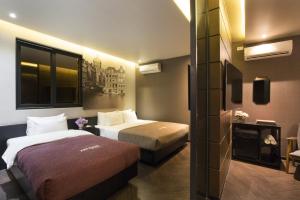 Ένα ή περισσότερα κρεβάτια σε δωμάτιο στο 2 Heaven Hotel Seomyeon