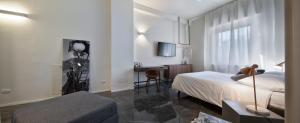沃蓋拉的住宿－Suite Vogue Stazione，一间卧室配有一张床和一张书桌