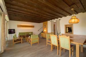 TV a/nebo společenská místnost v ubytování Chalets St. Wendelin