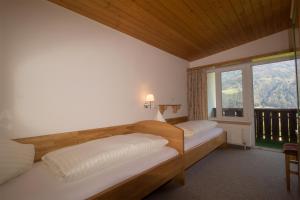 Postel nebo postele na pokoji v ubytování Chalets St. Wendelin + 21 fotografií