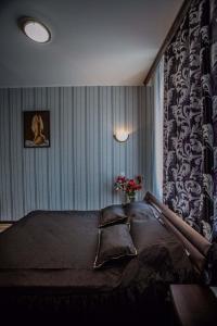een slaapkamer met een groot bed in een kamer bij Almaz-Plus in Poltava