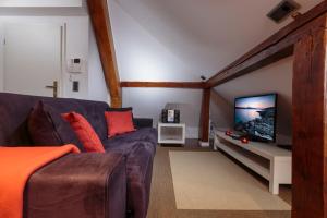 Μια τηλεόραση ή/και κέντρο ψυχαγωγίας στο The Queen Luxury Apartments - Villa Giada