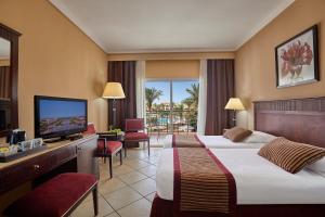 TV a/nebo společenská místnost v ubytování JAZ Mirabel Resort