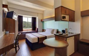 Postel nebo postele na pokoji v ubytování Microtel by Wyndham Baguio