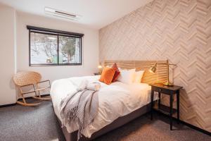 白馬的住宿－Happo Apartments by Hakuba Hospitality Group，一间卧室设有一张床和一个窗口