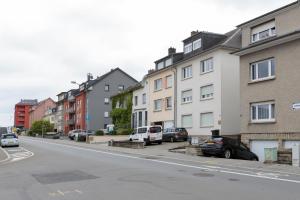 eine Straße mit am Straßenrand geparkt in der Unterkunft The Queen Luxury Apartments - Villa Giada in Luxemburg (Stadt)