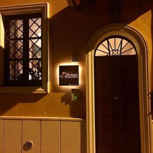 einen Eingang zu einem Gebäude mit einer Tür und einem Fenster in der Unterkunft Residenze L'Uncinaia Holiday House in Perugia