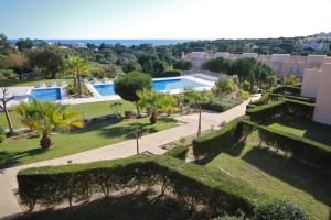een luchtfoto van een resort met zwembad bij Pinheiros da Balaia Villas in Albufeira