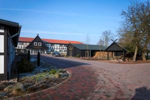 eine Backsteinstraße vor einem Gebäude in der Unterkunft Landhotel Jann Hinsch Hof in Winsen