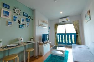 un piccolo soggiorno con scrivania e TV di Sea View Cha Am a Petchaburi