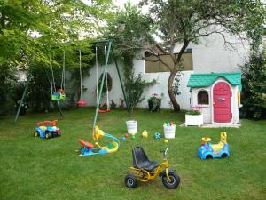 Zona de juegos infantil en Appartement Le Jardin